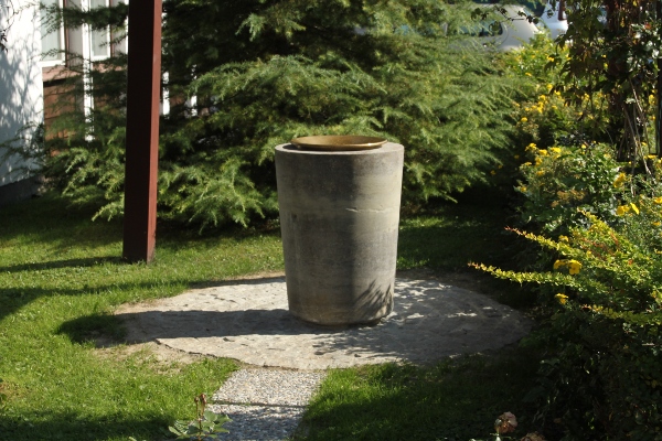 Neuer alter Taufstein Taufstein im Freien